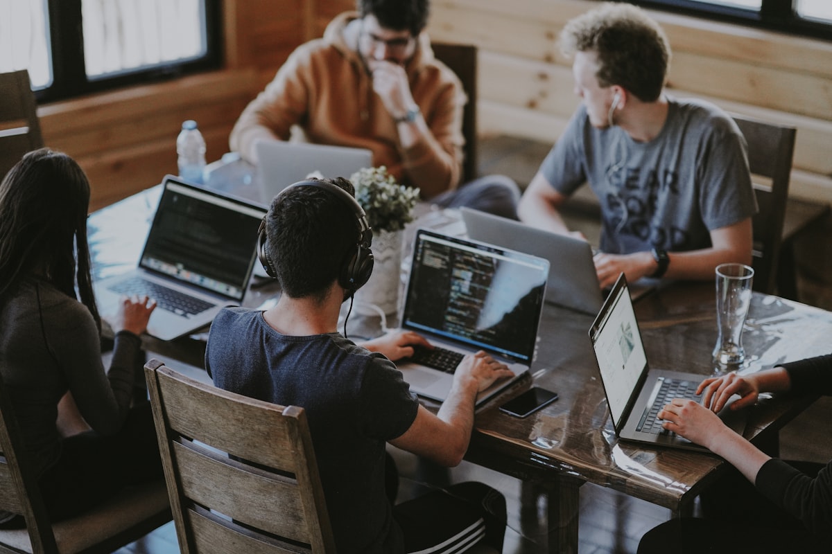 Lavoratori remoti che collaborano in un coworking moderno