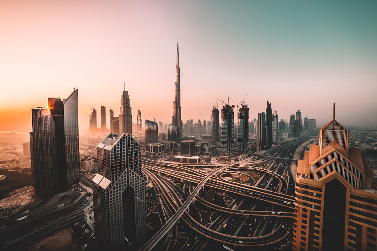 Skyline di Dubai con il Burj Khalifa al crepuscolo