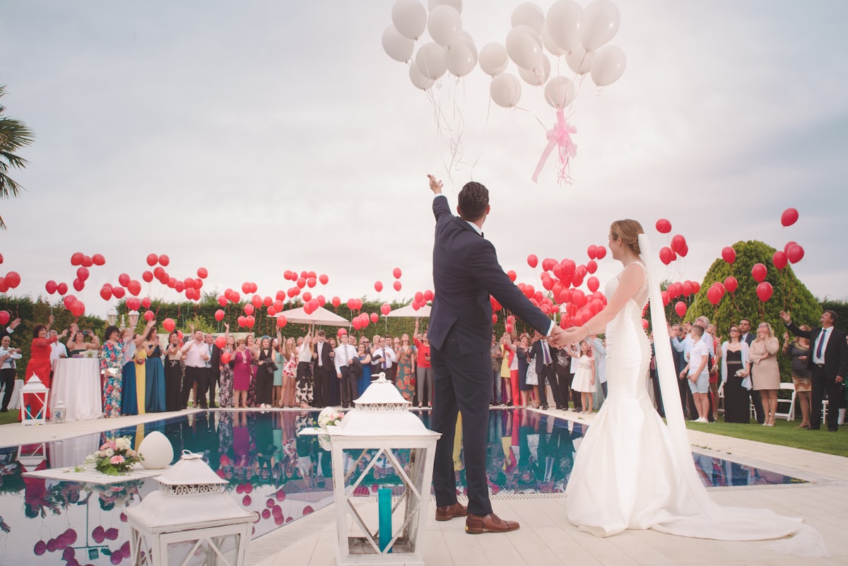 Cena romantica al tramonto su una spiaggia tropicale