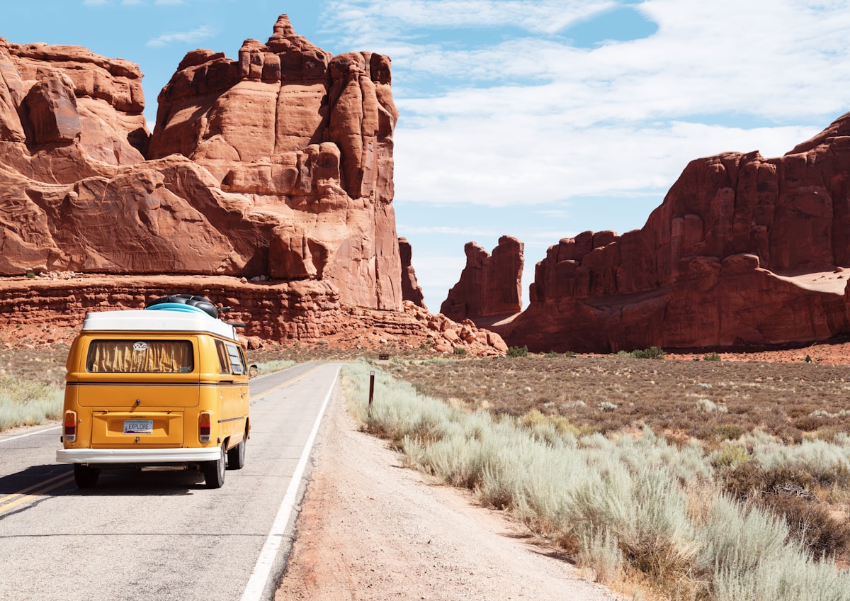 Viaggiatore solitario su una strada costiera panoramica